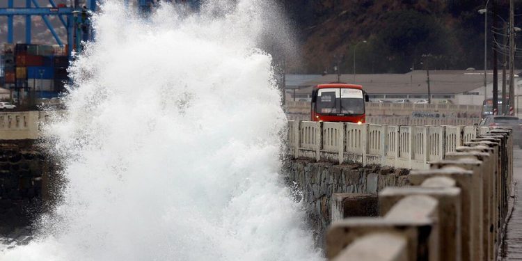 Pronostican marejadas anormales desde Arica a Aysén: peak será este fin de semana