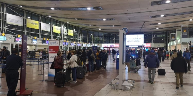 Gobierno abre frontera a extranjeros vacunados, acaba hoteles de tránsito y baja cuarentena a 5 días