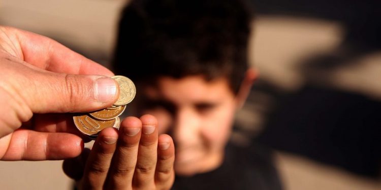 Denuncian arriendo de niñas y niños por hasta 25 mil pesos diarios para pedir limosna en Concepción