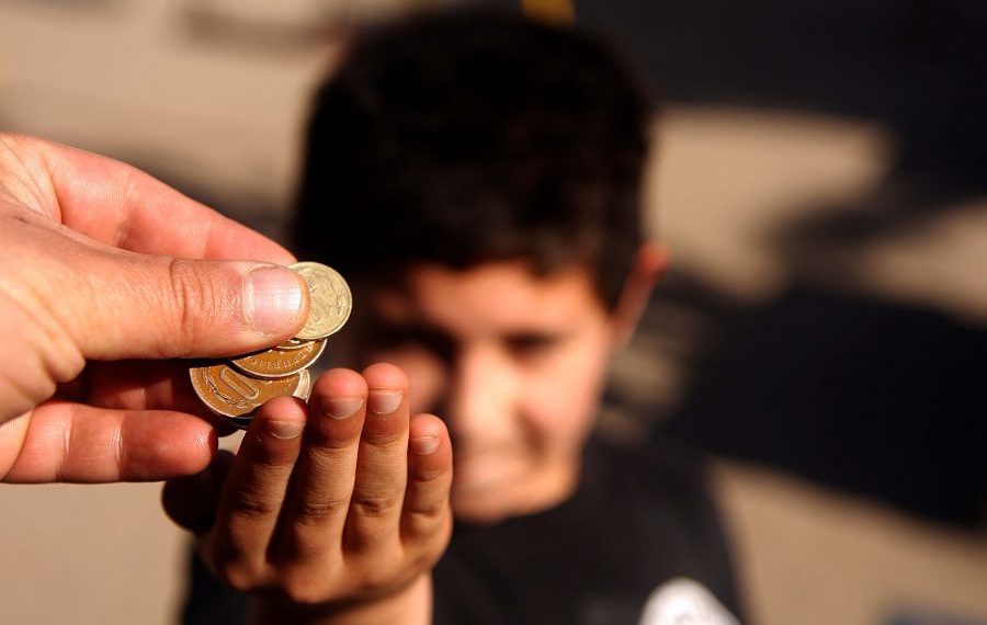Denuncian arriendo de niñas y niños por hasta 25 mil pesos diarios para pedir limosna en Concepción