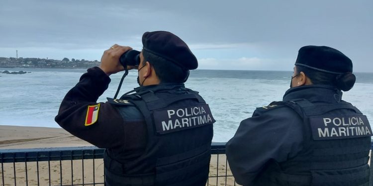 Encuentran cuerpo de hombre que ingresó a playa en El Quisco pese a marejadas