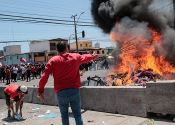Manifestantes en Iquique quemaron carpas y pertenencias de inmigrantes que se encontraban en avenida Aeropuerto