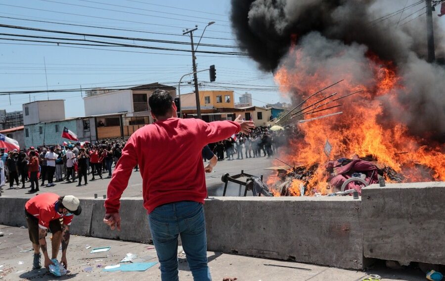Manifestantes en Iquique quemaron carpas y pertenencias de inmigrantes que se encontraban en avenida Aeropuerto