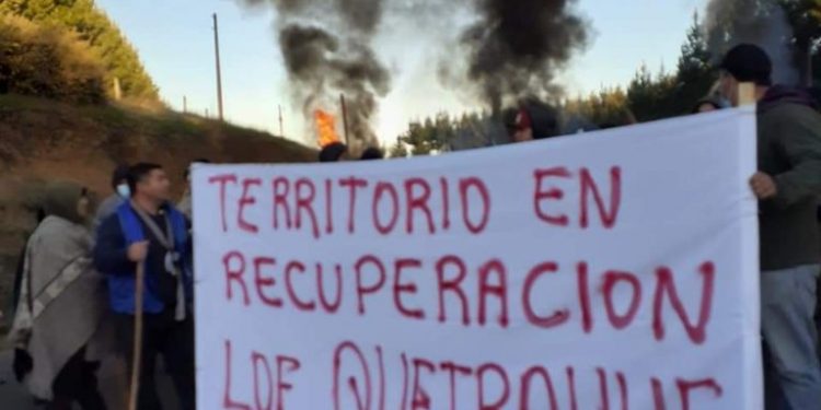 Comuneros incendian barricadas y cortan la ruta entre Traiguén y Lumaco