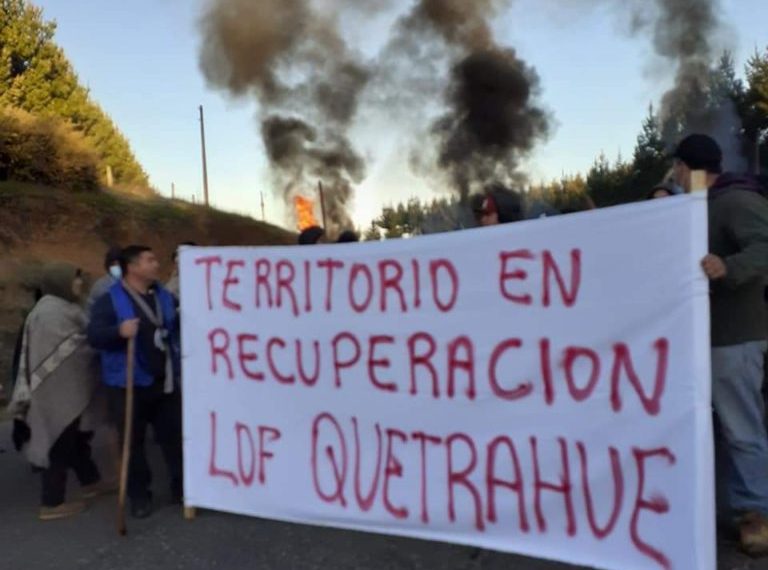 Comuneros incendian barricadas y cortan la ruta entre Traiguén y Lumaco