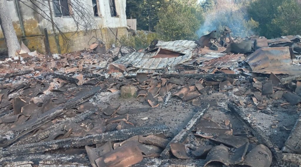 Desconocidos armados queman 2 casas y tractores en ataque incendiario a fundo de Los Sauces
