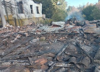 Desconocidos armados queman 2 casas y tractores en ataque incendiario a fundo de Los Sauces