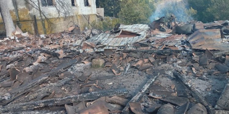 Desconocidos armados queman 2 casas y tractores en ataque incendiario a fundo de Los Sauces