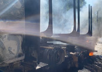 Aumentan a dos los trabajadores heridos por ataque incendiario en Carahue: hay 5 camiones quemados