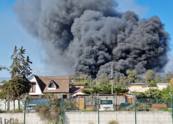 Incendio consume tres fábricas en Macul: fuego pone en peligro población «El Esfuerzo»