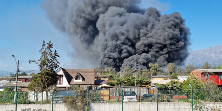 Incendio consume tres fábricas en Macul: fuego pone en peligro población «El Esfuerzo»