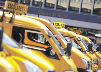 «Obligaron a los niños a bajarse»: conductor denuncia emboscada de encapuchados a furgón en Tirúa