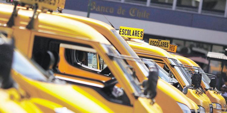 «Obligaron a los niños a bajarse»: conductor denuncia emboscada de encapuchados a furgón en Tirúa