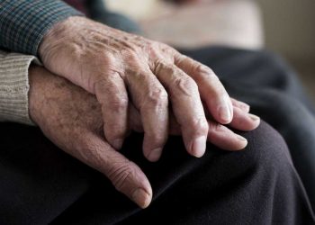 Conserje de 80 años que cuidaba a esposa de día y trabajaba de noche acusa no pago de indemnización