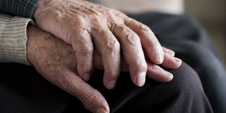 Conserje de 80 años que cuidaba a esposa de día y trabajaba de noche acusa no pago de indemnización