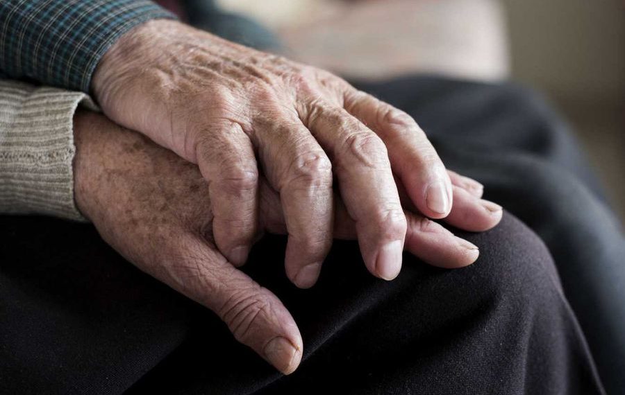 Conserje de 80 años que cuidaba a esposa de día y trabajaba de noche acusa no pago de indemnización