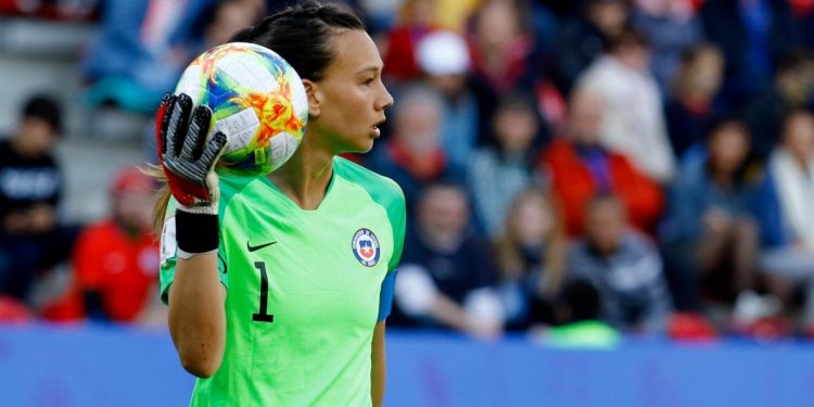 ’Tiane’ Endler defiende y elogia a Brayan Cortés por partidazo en La Paz