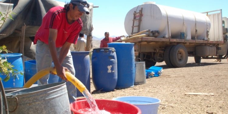 Desigualdad hídrica en Petorca: Estudio revela que proveedores de agua de camiones aljibe son agricultores de la misma zona