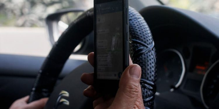 Comenzó a regir la Ley No Chat: Aumenta las penas para quienes vean el teléfono cuando manejan