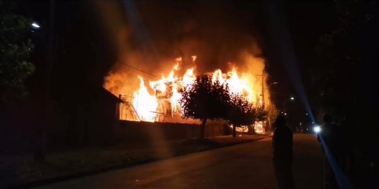Incendio consume casona en remodelación de Capitán Pastene: propietario había sido amenazado