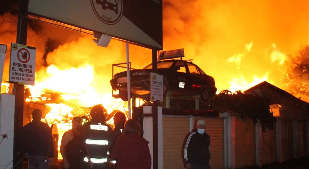 Gigantesco incendio destruye 3 viviendas, un taller mecánico y línea de colectivos en Angol