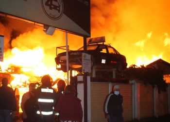 Gigantesco incendio destruye 3 viviendas, un taller mecánico y línea de colectivos en Angol