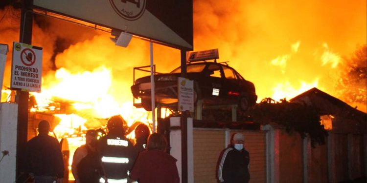 Gigantesco incendio destruye 3 viviendas, un taller mecánico y línea de colectivos en Angol