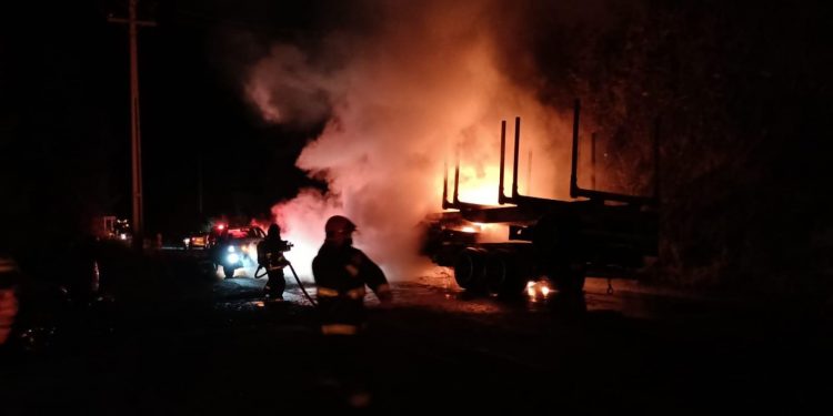 Al menos tres camiones fueron quemados en la ruta Capitán Pastene – Lumaco 