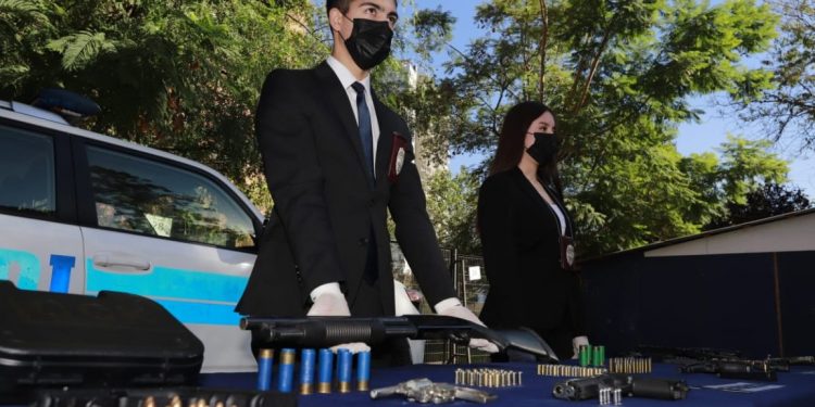 Detienen al artista urbano Bryartz y otras 11 personas por armas y tráfico de drogas