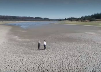 Crisis hídrica toca fondo: lago Peñuelas pasó de tener 1.700 hectáreas de agua a solo 1