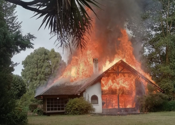 Encapuchados queman y destruyen casa de primo hermano de Jorge Luchsinger-Mackay al norte de Temuco