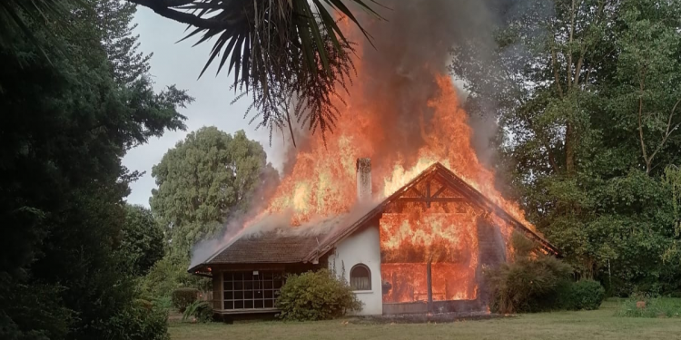 Encapuchados queman y destruyen casa de primo hermano de Jorge Luchsinger-Mackay al norte de Temuco