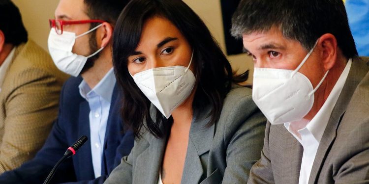 Gobierno anuncia 34 camionetas blindadas y mil millones de pesos en drones para la Macrozona Sur