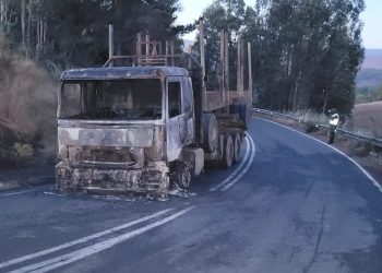 Un camión forestal destruido deja segundo ataque incendiario en Lumaco