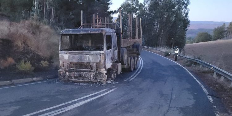 Un camión forestal destruido deja segundo ataque incendiario en Lumaco