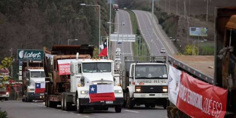 Gremio de camioneros desestima participar en paro del 25 de abril
