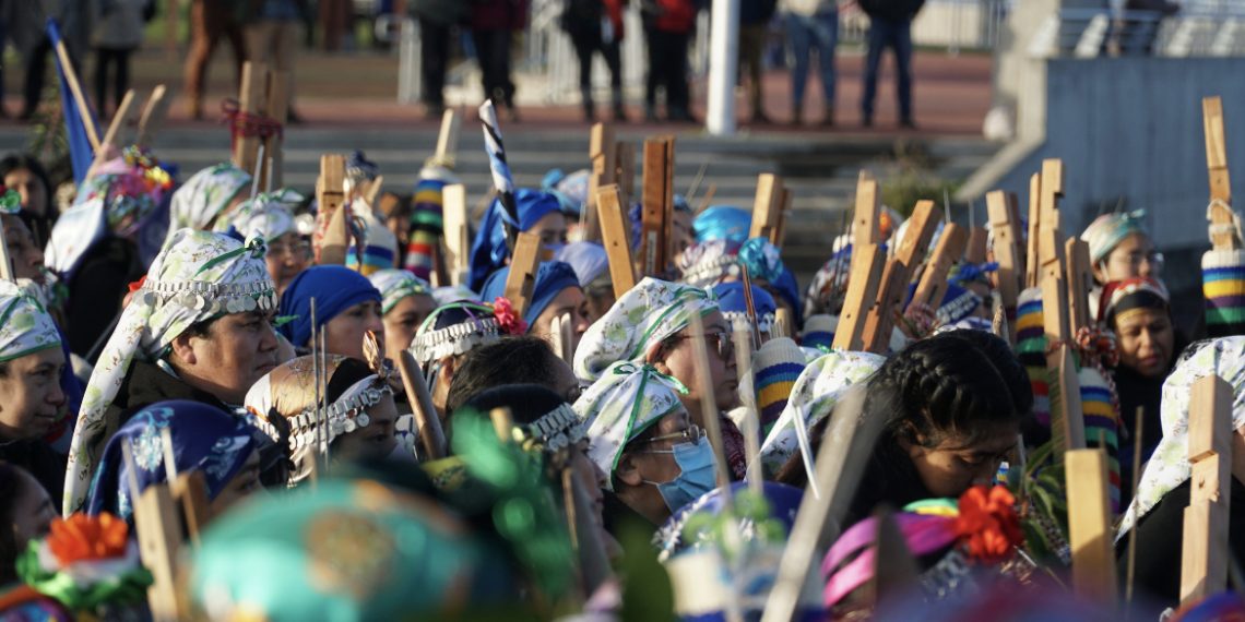 Histórico: 426 tejedoras mapuche rompen récord del telar más grande del mundo en Puerto Saavedra 