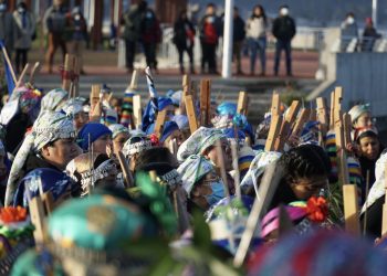 Histórico: 426 tejedoras mapuche rompen récord del telar más grande del mundo en Puerto Saavedra 