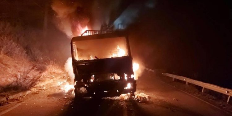 Desconocidos queman camión forestal en Lumaco