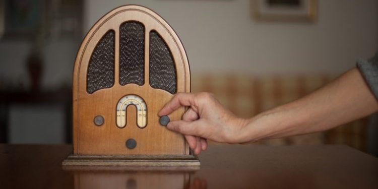 Hoy se cumplen 100 años de primera transmisión radial en Chile