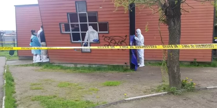 Investigan asesinato en Galvarino tras hallazgo de un cuerpo en el acceso a camarines de una cancha