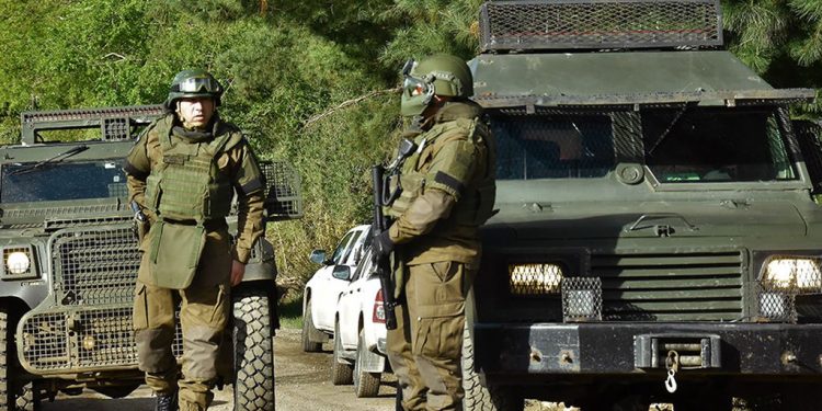 Detienen en Cañete a hombre en auto robado: portaba municiones, casco balístico y radios portátiles