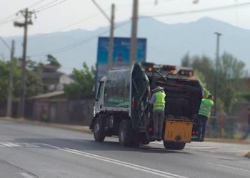 En riesgo vital se mantiene recolector de basura atropellado por furgón escolar en Colina