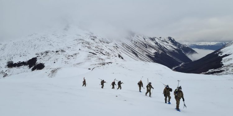 Tres militares están extraviados tras internarse al volcán Puntiagudo: Ejército coordina búsqueda