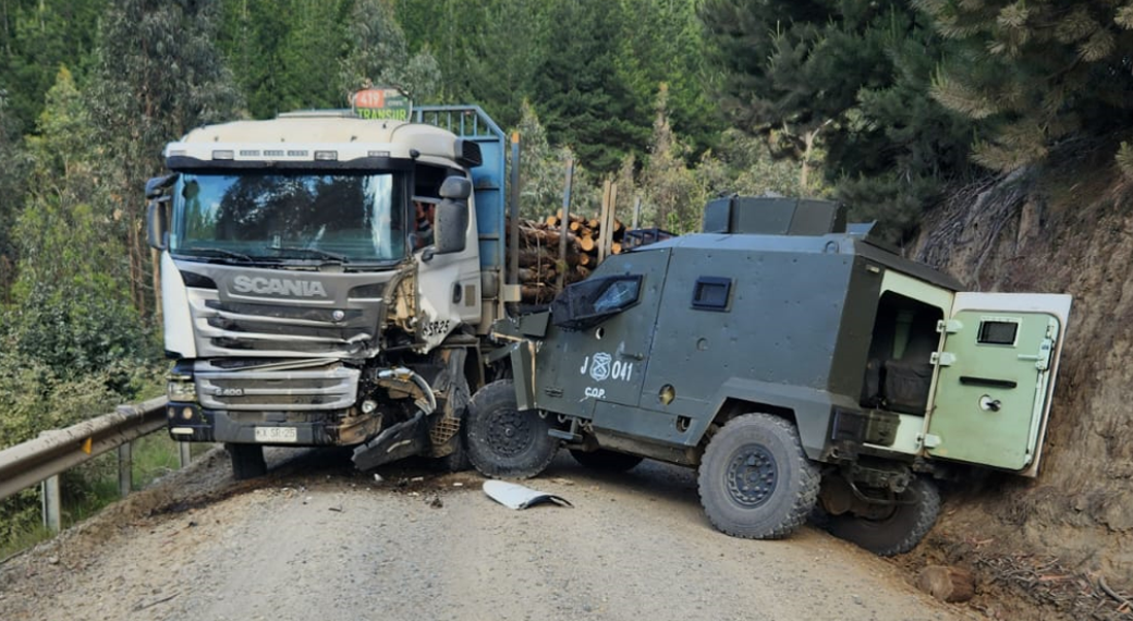 Dos carabineros lesionados en choque de blindado con camión maderero en Los Sauces