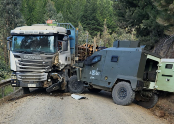 Dos carabineros lesionados en choque de blindado con camión maderero en Los Sauces