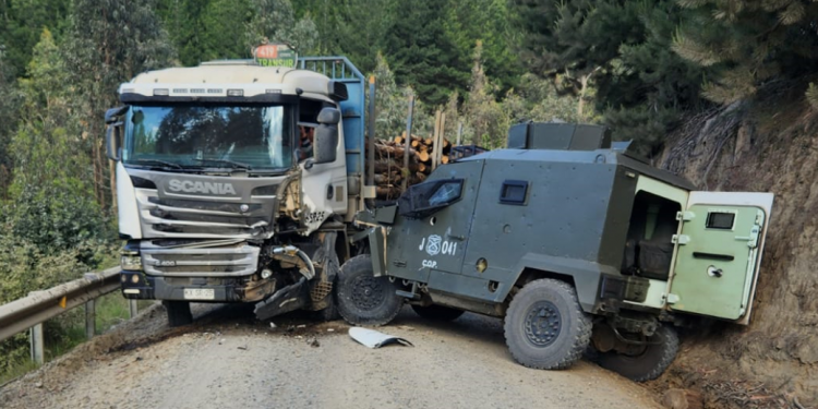 Dos carabineros lesionados en choque de blindado con camión maderero en Los Sauces