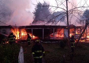 Al menos tres casas destruidas deja ataque incendiario en la ribera del Lago Lanalhue