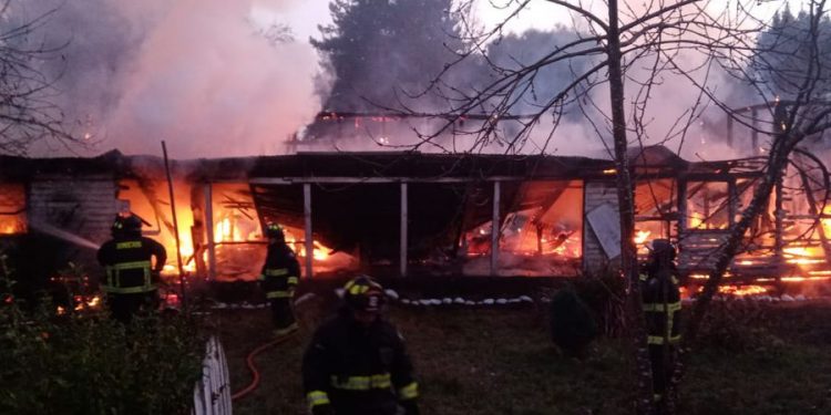 Al menos tres casas destruidas deja ataque incendiario en la ribera del Lago Lanalhue