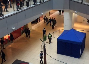 Hermano de mujer que quedó grave en el Costanera Center critica morbosidad de clientes del mall